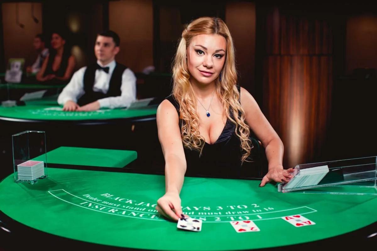 Suasana meja dealer kasino live SATSET138